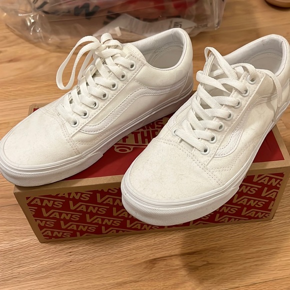 Shoes - Classic Tie White vans